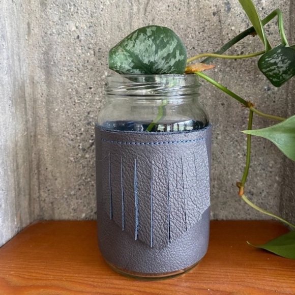 Leather Handcrafted “Crown” Propagating Vase - Picture 3 of 7